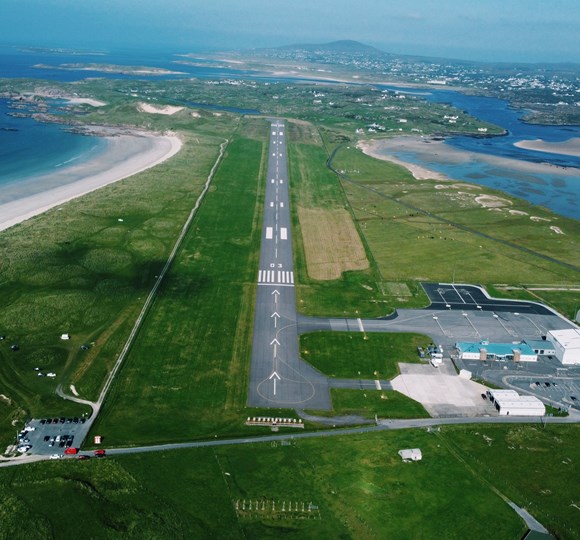 Minister Ryan and Minister of State Naughton announce contract on the Donegal - Dublin PSO route to Swedish airline Amapola